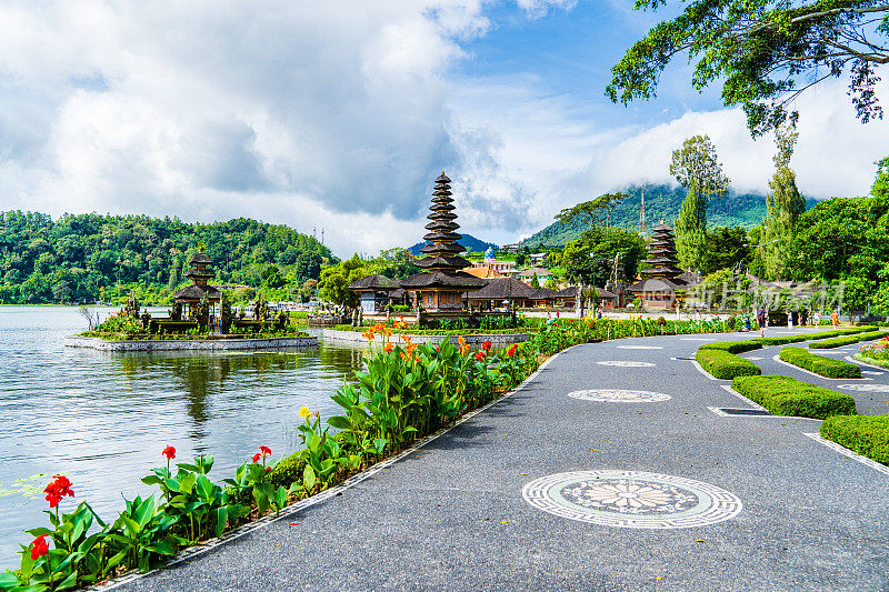 Pura Beji Ulun Danu在巴厘岛的水寺庙工作